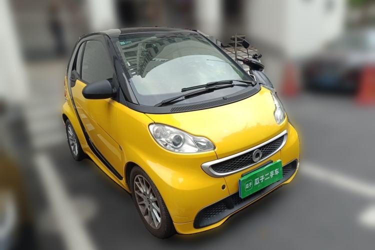 Used smart fortwo 2014 1.0 MHD Hardtop New Year Special Edition Front Right 45 Deg