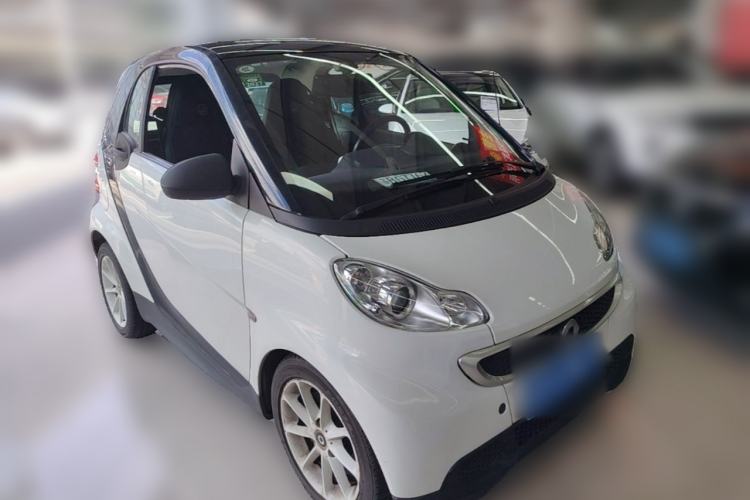 Used smart fortwo 2014 1.0 MHD Hardtop New Year Special Edition Front Right 45 Deg