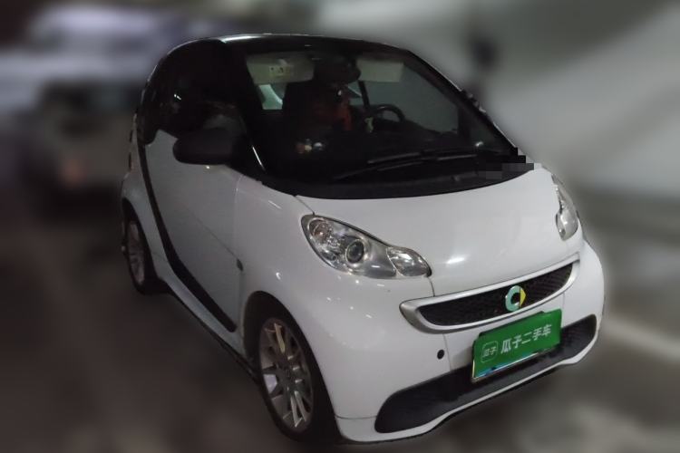 Used smart fortwo 2014 1.0 MHD Hardtop New Year Special Edition Front Right 45 Deg