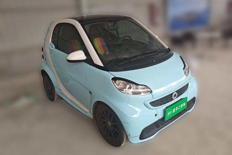 Used smart fortwo 2014 1.0 MHD Hardtop New Year Special Edition Front Right 45 Deg