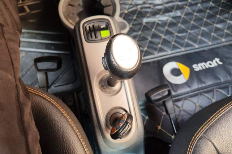 Used smart fortwo 2014 1.0 MHD Hardtop New Year Special Edition Gear Lever