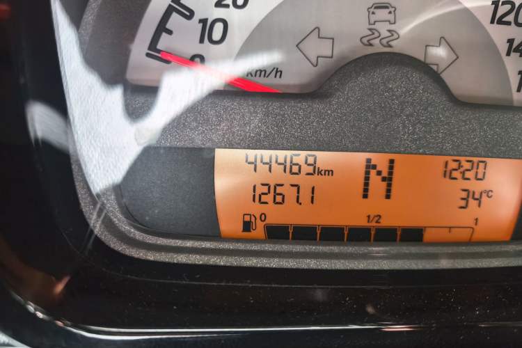 Used smart fortwo 2014 1.0 MHD Hardtop City Lightwave Passion Edition Odometer Close Up