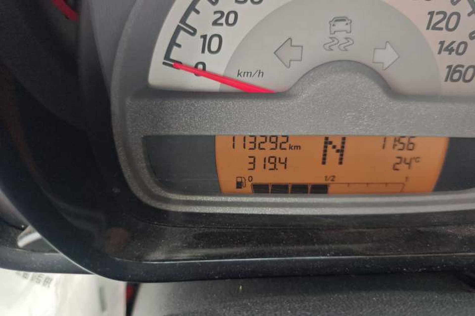 Used smart fortwo 2014 1.0 MHD Hardtop City Lightwave Passion Edition Odometer Close Up