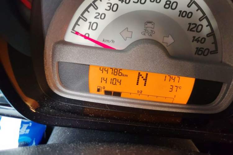 Used smart fortwo 2014 1.0 MHD Hardtop New Year Special Edition Odometer Close Up