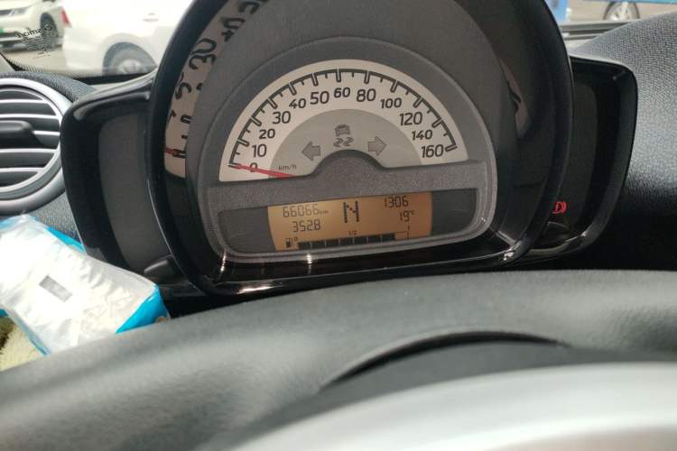 Used smart fortwo 2014 1.0 MHD Hardtop BoConcept Special Edition Odometer Close Up