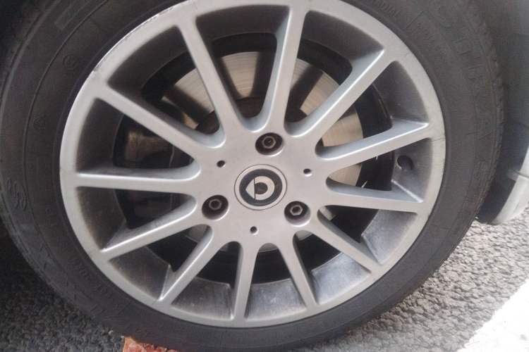 Used smart fortwo 2014 1.0 MHD Hardtop New Year Special Edition Right Front Wheel Hub