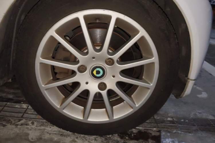 Used smart fortwo 2014 1.0 MHD Hardtop New Year Special Edition Right Front Wheel Hub