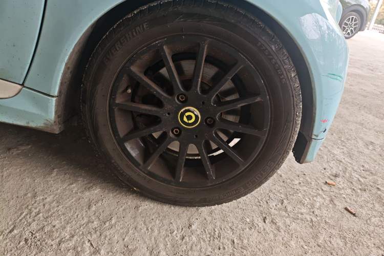 Used smart fortwo 2014 1.0 MHD Hardtop New Year Special Edition Right Front Wheel Hub