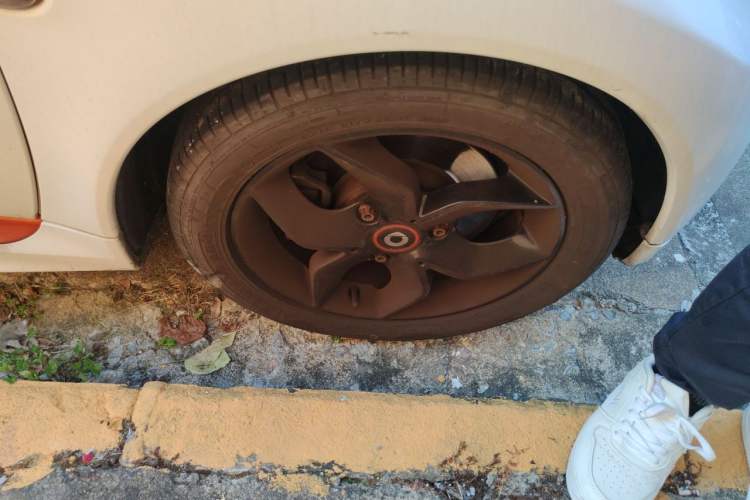 Used smart fortwo 2014 1.0 MHD Hardtop New Year Special Edition Right Front Wheel Hub