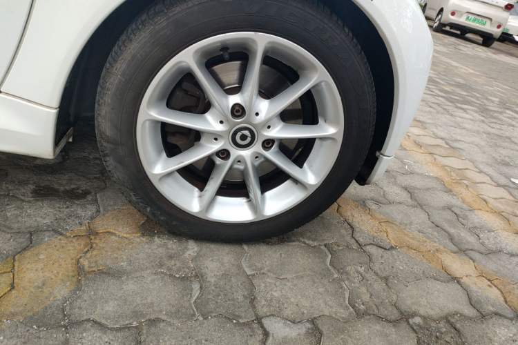 Used smart fortwo 2014 1.0 MHD Hardtop BoConcept Special Edition Right Front Wheel Hub