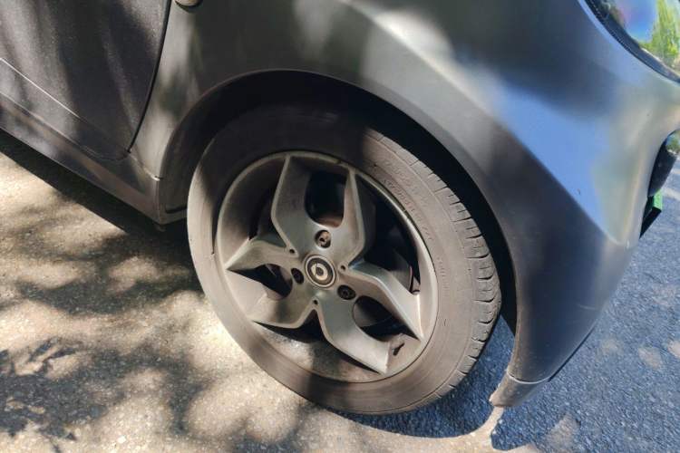 Used smart fortwo 2014 1.0 MHD Hardtop City Lightwave Passion Edition Right Front Wheel Hub