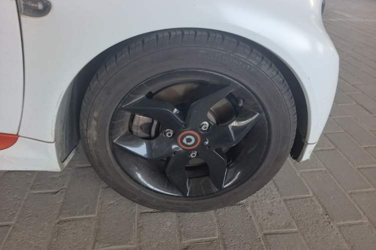 Used smart fortwo 2014 1.0 MHD Hardtop City Lightwave Passion Edition Right Front Wheel Hub
