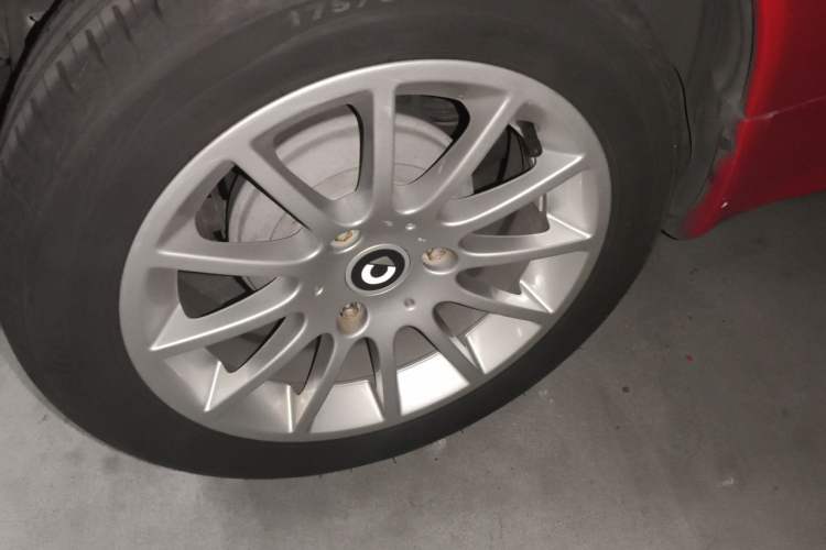 Used smart fortwo 2014 1.0 MHD Hardtop BoConcept Special Edition Right Front Wheel Hub