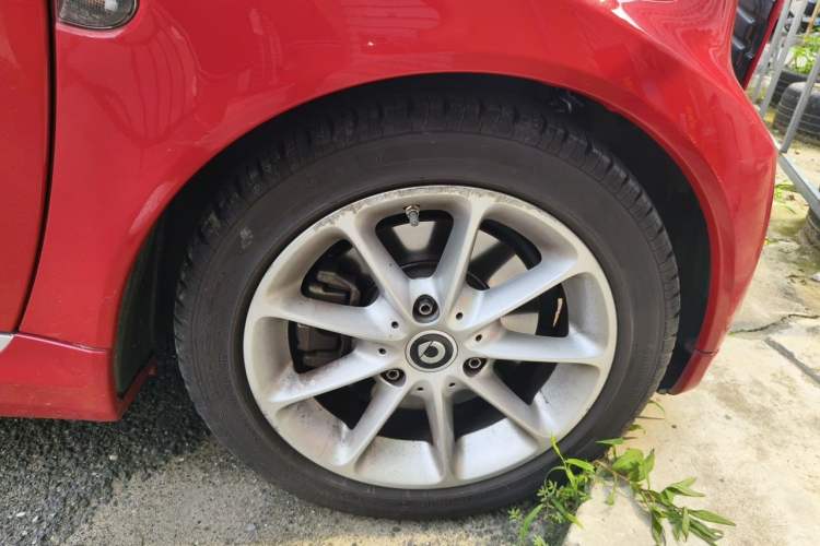 Used smart fortwo 2014 1.0 MHD Hardtop New Year Special Edition Right Front Wheel Hub