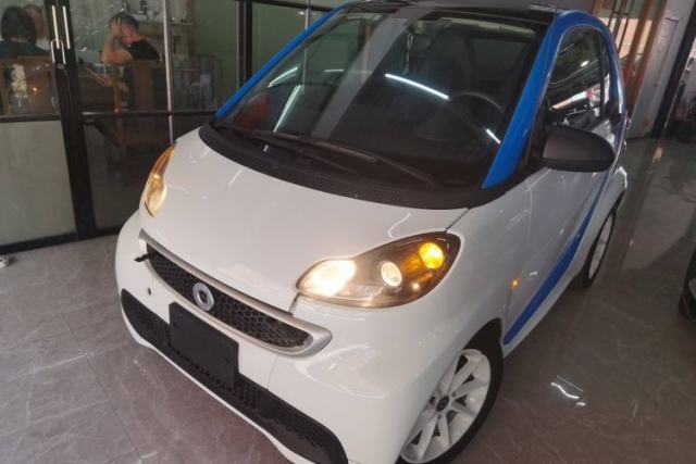 smart fortwo 2014 1.0 MHD Midnight Purple Limited Edition مستعملة