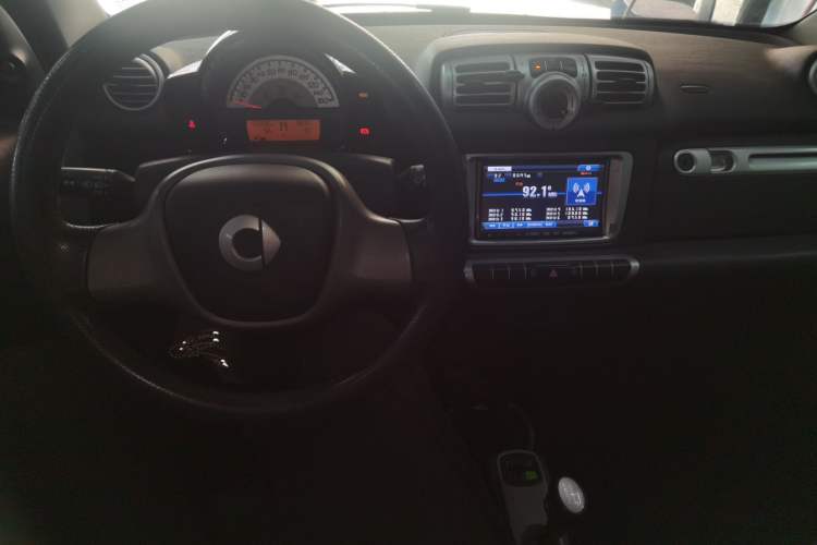 Used smart fortwo 2014 1.0 MHD Midnight Purple Limited Edition Center Console