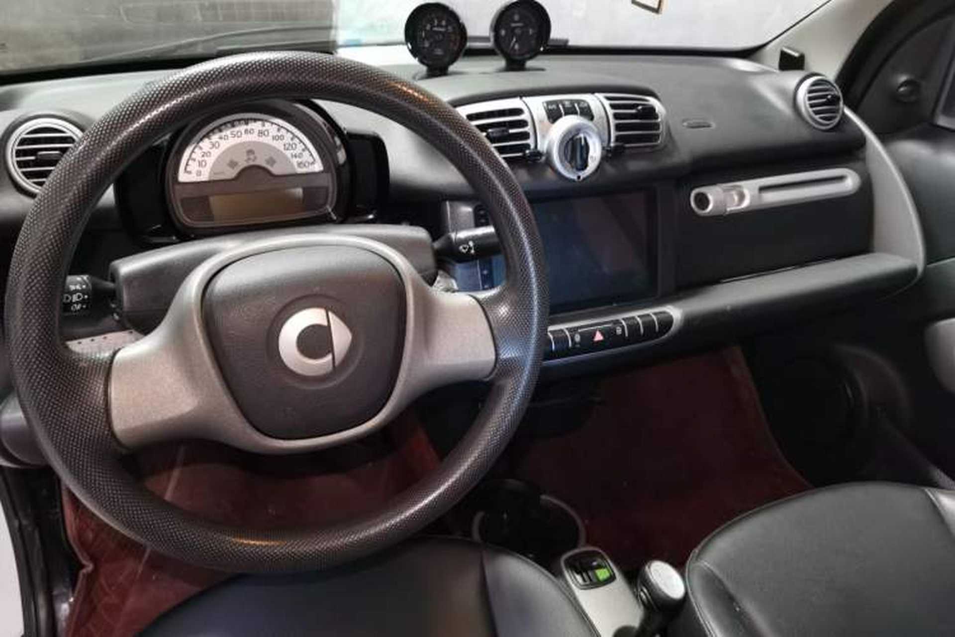 Used smart fortwo 2014 1.0T Hardtop BoConcept Special Edition Center Console