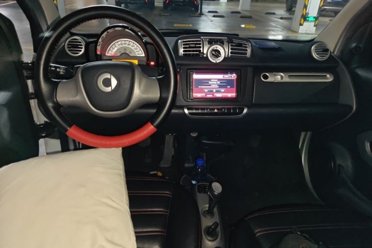 Used smart fortwo 2014 1.0 MHD Hardtop New Year Special Edition Center Console
