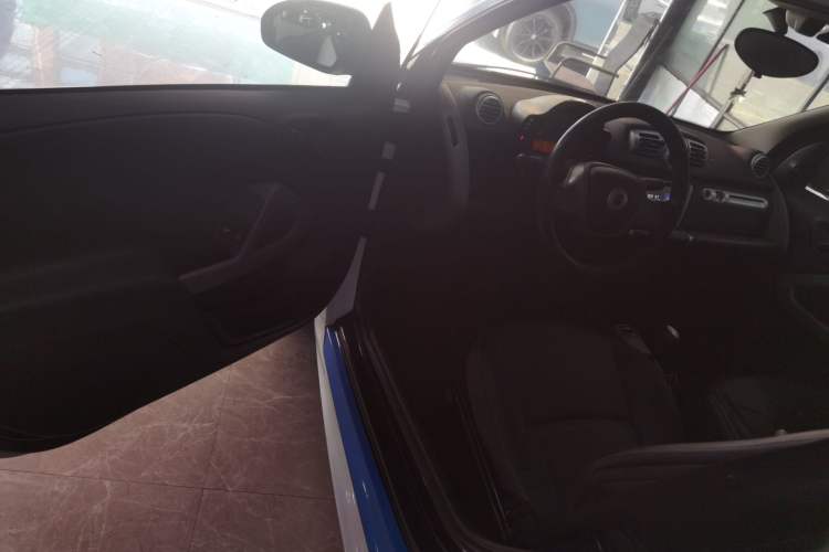Used smart fortwo 2014 1.0 MHD Midnight Purple Limited Edition Driver Seat