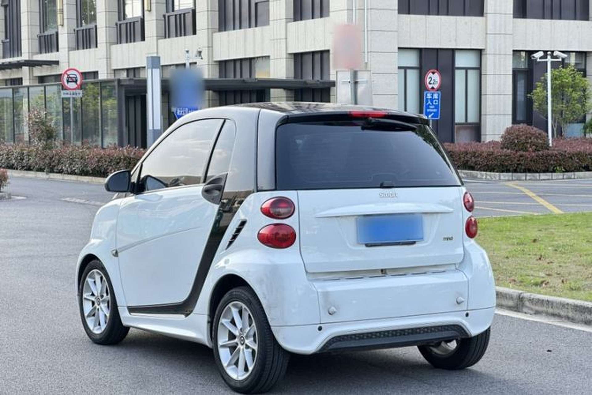 Used smart fortwo 2014 1.0 MHD Midnight Purple Limited Edition Exterior 4
