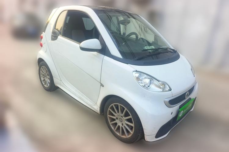 Used smart fortwo 2014 1.0 MHD Hardtop New Year Special Edition Front Right 45 Deg