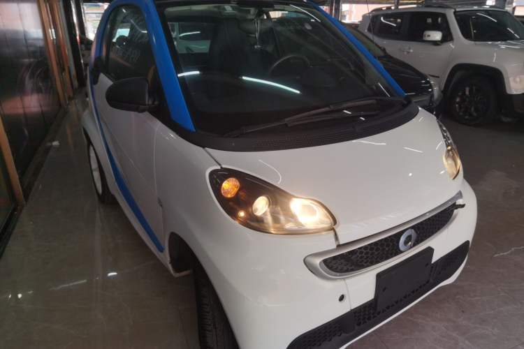 Used smart fortwo 2014 1.0 MHD Midnight Purple Limited Edition Front Right 45 Deg