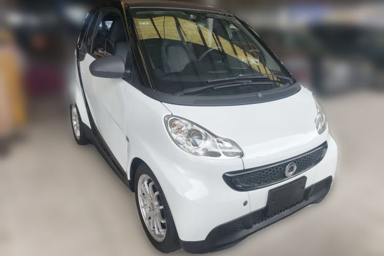 Used smart fortwo 2014 1.0 MHD Hardtop New Year Special Edition Front Right 45 Deg