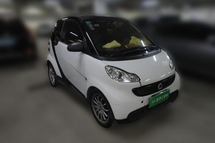 Used smart fortwo 2014 1.0 MHD Hardtop New Year Special Edition Front Right 45 Deg