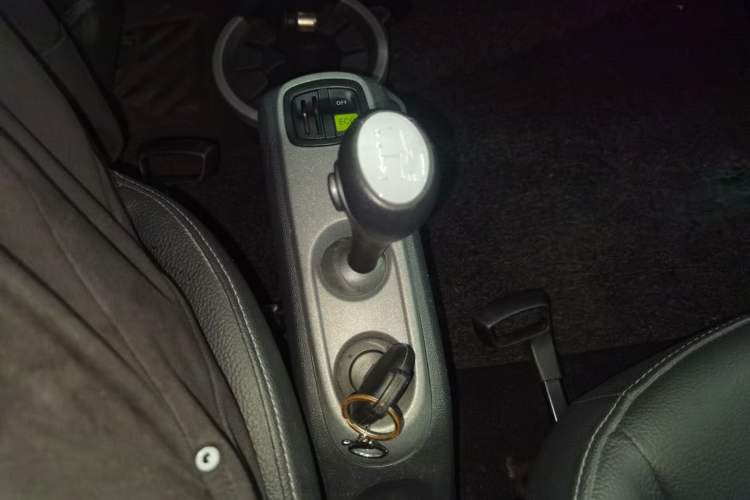 Used smart fortwo 2014 1.0 MHD Midnight Purple Limited Edition Gear Lever