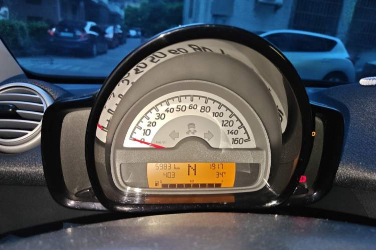 Used smart fortwo 2014 1.0 MHD Midnight Purple Limited Edition Instrument Cluster