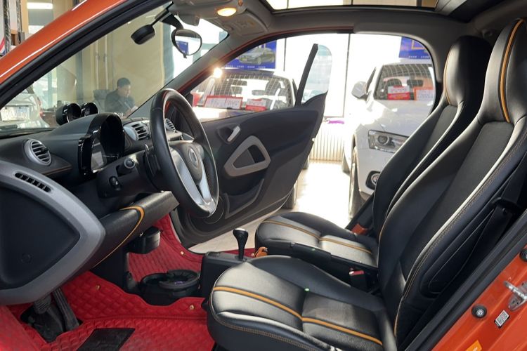 Used smart fortwo 2014 1.0T Hardtop City Lightwave Passion Edition Interior 2