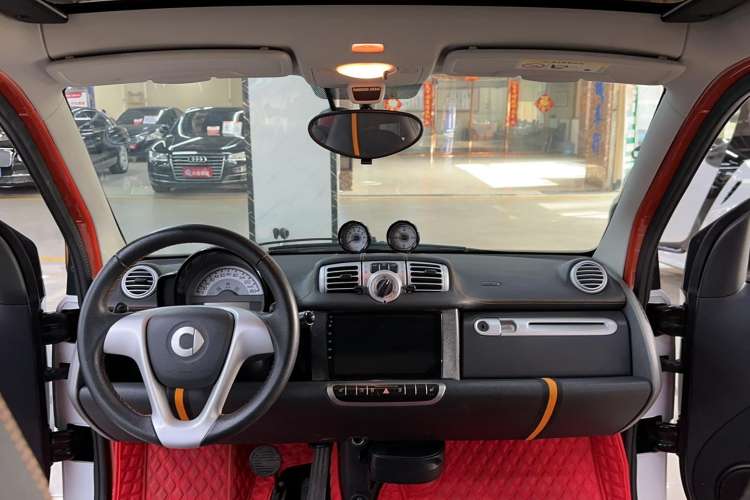 Used smart fortwo 2014 1.0T Hardtop City Lightwave Passion Edition Interior 6