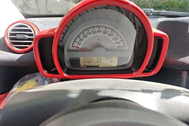 Used smart fortwo 2014 1.0 MHD Hardtop New Year Special Edition Odometer Close Up