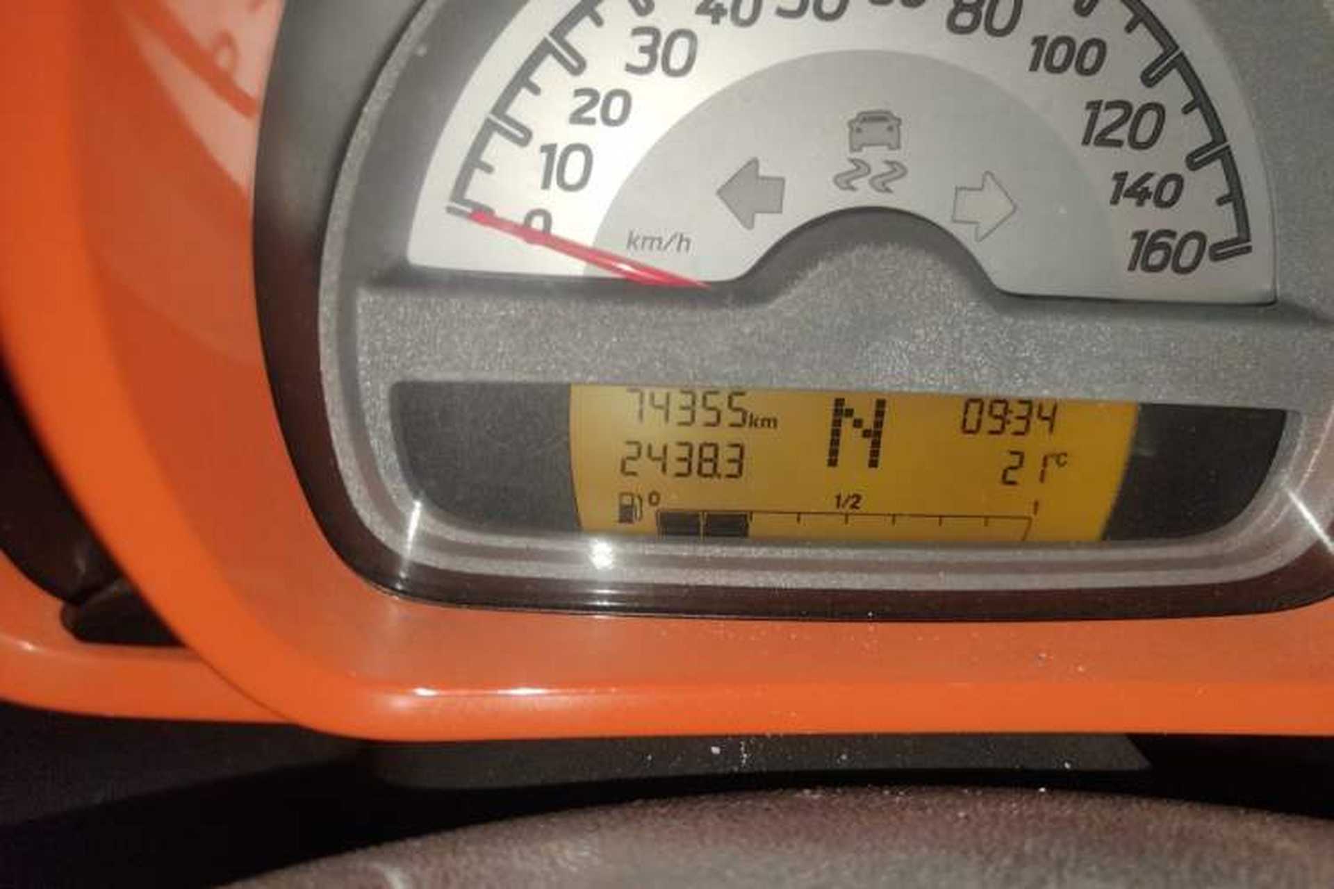 Used smart fortwo 2014 1.0 MHD Hardtop New Year Special Edition Odometer Close Up