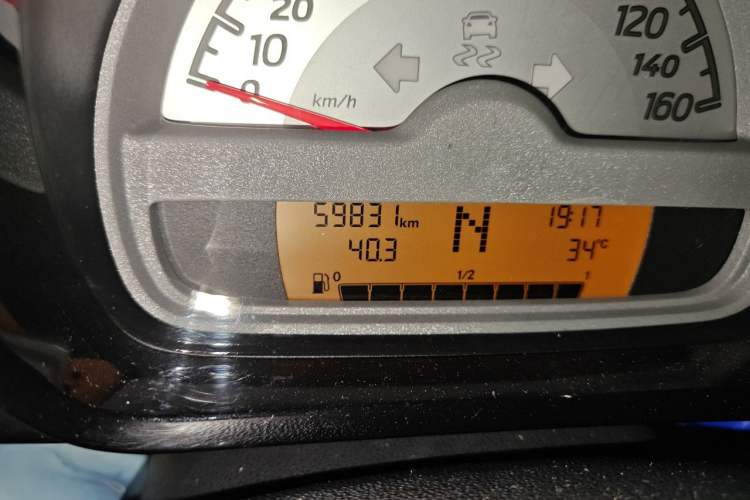 Used smart fortwo 2014 1.0 MHD Midnight Purple Limited Edition Odometer Close Up