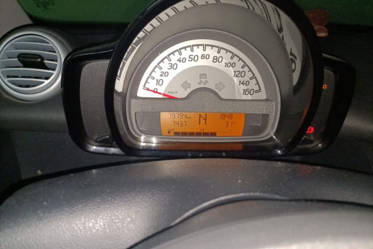 Used smart fortwo 2014 1.0 MHD Midnight Purple Limited Edition Odometer Close Up