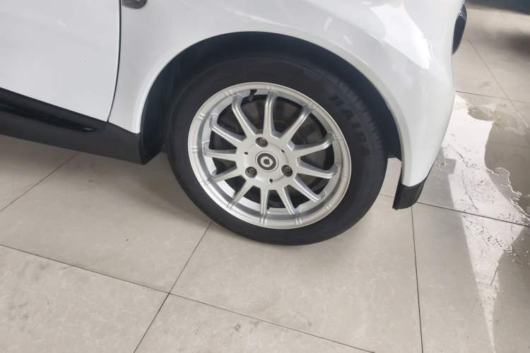 Used smart fortwo 2014 1.0 MHD Hardtop New Year Special Edition Right Front Wheel Hub