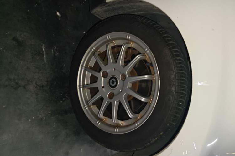 Used smart fortwo 2014 1.0 MHD Hardtop New Year Special Edition Right Front Wheel Hub