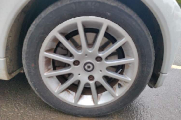 Used smart fortwo 2014 1.0 MHD Hardtop City Lightwave Passion Edition Right Front Wheel Hub