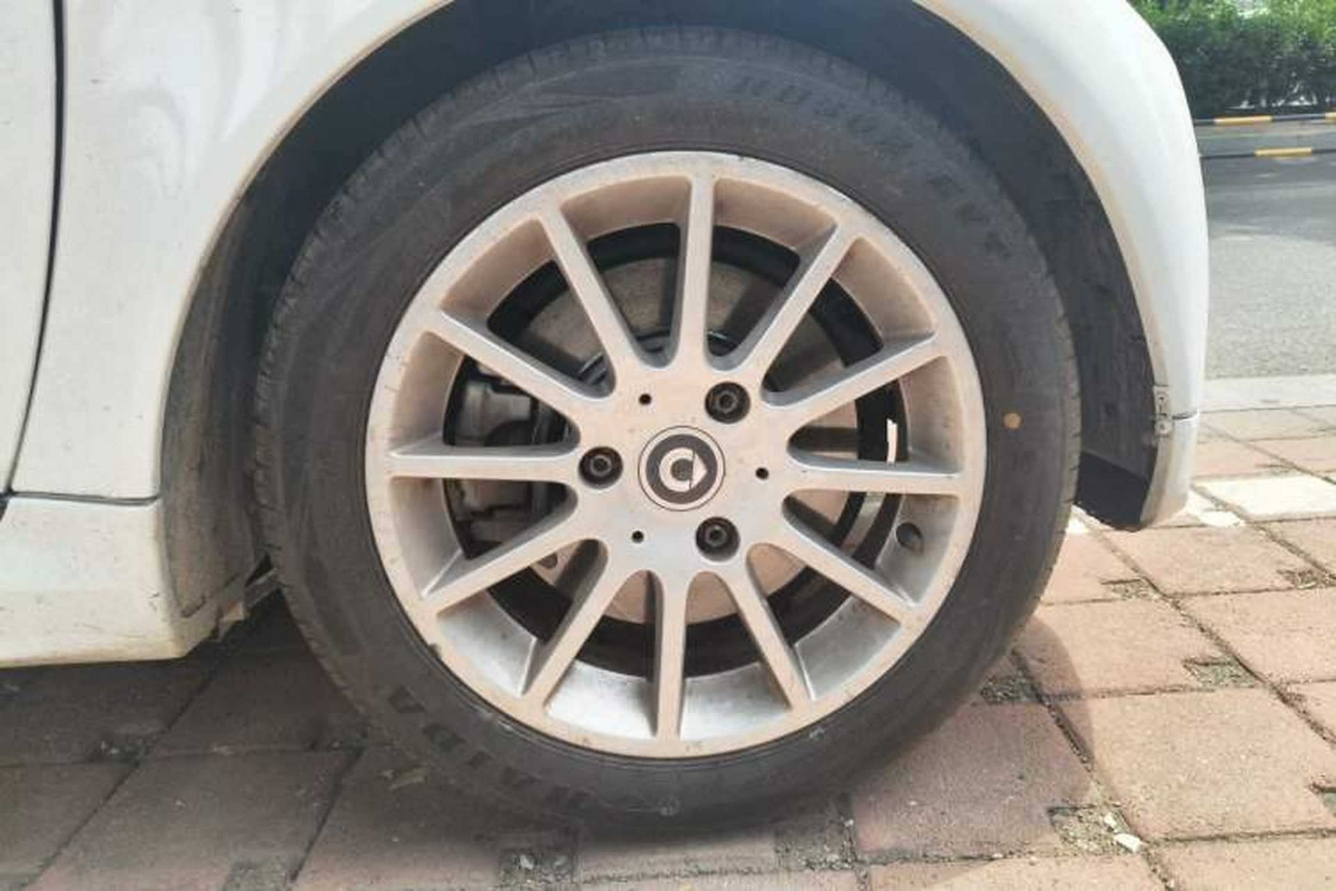 Used smart fortwo 2014 1.0 MHD Hardtop New Year Special Edition Right Front Wheel Hub