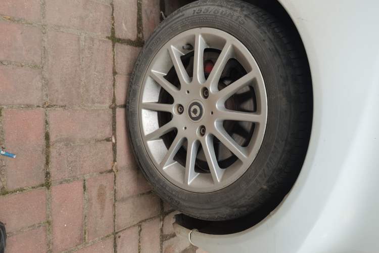 Used smart fortwo 2014 1.0 MHD Hardtop BoConcept Special Edition Right Front Wheel Hub