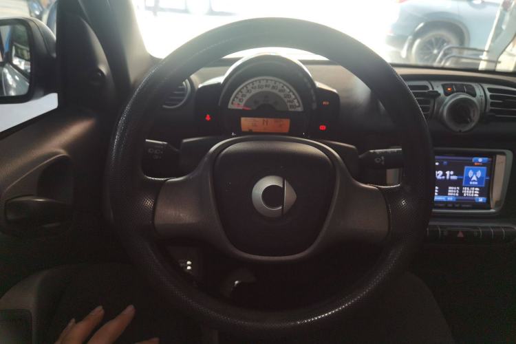 Used smart fortwo 2014 1.0 MHD Midnight Purple Limited Edition Steering Wheel