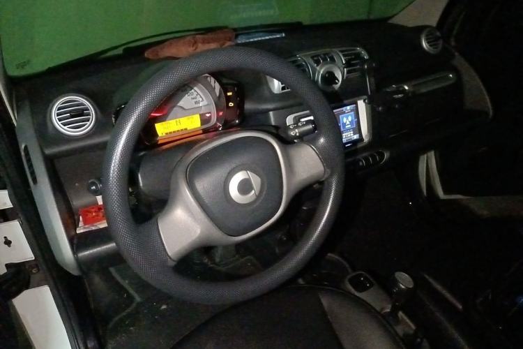 Used smart fortwo 2014 1.0 MHD Midnight Purple Limited Edition Steering Wheel