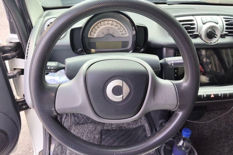 Used smart fortwo 2014 1.0 MHD Midnight Purple Limited Edition Steering Wheel