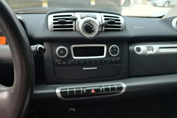 Used smart fortwo 2014 1.0 MHD Hardtop New Year Special Edition Audio And AC Panel