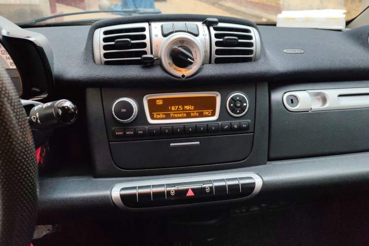 Used smart fortwo 2014 1.0 MHD Hardtop New Year Special Edition Audio And AC Panel
