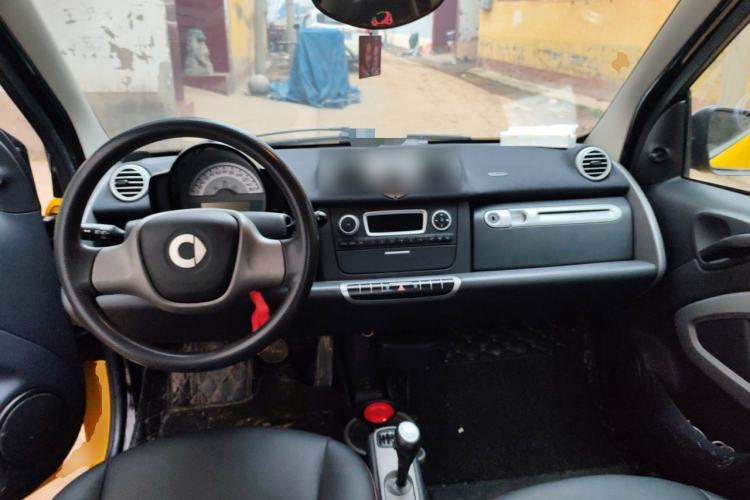 Used smart fortwo 2014 1.0 MHD Hardtop New Year Special Edition Center Console