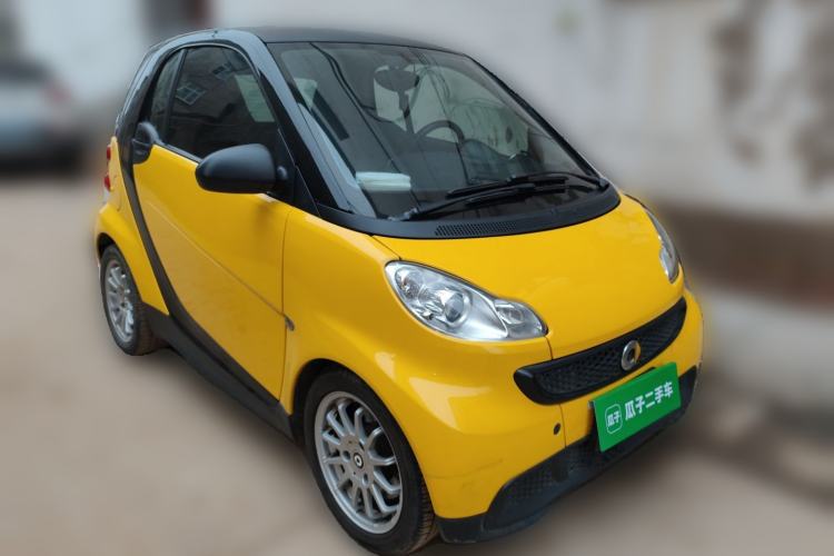 Used smart fortwo 2014 1.0 MHD Hardtop New Year Special Edition Front Right 45 Deg