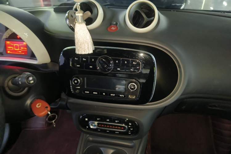Used smart fortwo 2015 1.0L 52 kW hardtop Dynamic version Audio And AC Panel