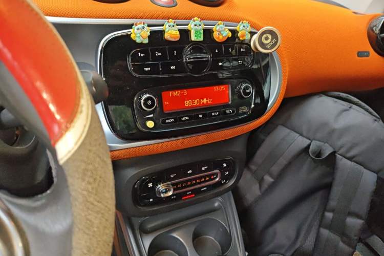 Used smart fortwo 2015 1.0L 52 kW Hardtop Passion Edition Audio And AC Panel
